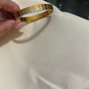 Brand new bracelet. Try color bangle.